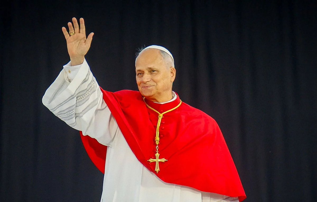 LBleuBlancRouge's tweet photo. Même des Français qui ne pratiquent pas le catholicisme, qui ne se disent pas chrétiens et catholiques, qui ne croient pas en Dieu voire qui se tiennent à distance de toute religion, ressentent quelque chose à la présence du Pape. Ce n’est pas nécessairement de la foi. C’est souvent de la mémoire.

Le Pape rappelle une France plus ancienne que les controverses du moment : un pays aux racines chrétiennes, où chaque village avait et a son église, où les cloches marquaient les heures, les deuils, les fêtes et le rythme des saisons. Une France de ruralité, de baptêmes, de communions, de mariages, de processions et de silences dans la nef. Une France où l’on entrait et où l’on entre à l’église comme on entre dans l’histoire d’un lieu, même sans y croire pleinement.

Cette présence évoque aussi une culture et une architecture qui ont façonné le paysage mental autant que le paysage visible : les clochers dans la plaine, les vitraux, les calvaires au bord des chemins, les cathédrales dressées comme des signatures de pierre. On peut n’être plus ou pas croyant et pourtant reconnaître que ces formes, ces rites, ces mots, ces images ont longtemps dit ce qu’était la France, ou du moins une certaine idée d’elle.

Aimer cette présence, pour beaucoup, ce n’est pas revenir à une pratique purement religieuse C’est retrouver, un instant, le sentiment d’un pays qui avait une profondeur, une continuité, une langue commune du sacré, même imparfaite, même contestée. 

Le Pape, alors, n’apparaît plus seulement comme le chef d’une Église. Il devient le signe d’un héritage que l’on n’habite plus forcément, mais que l’on n’a pas tout à fait oublié et que les Français ne souhaitent pas effacer. ✝️🇫🇷