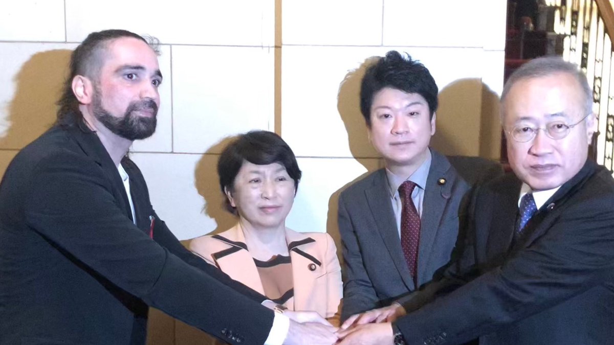 yominokuni140's tweet photo. それではここで、デニス容疑者と一緒に手を取り合って写っている議員達をご覧下さい。 https://t.co/OMPJYEpcgv