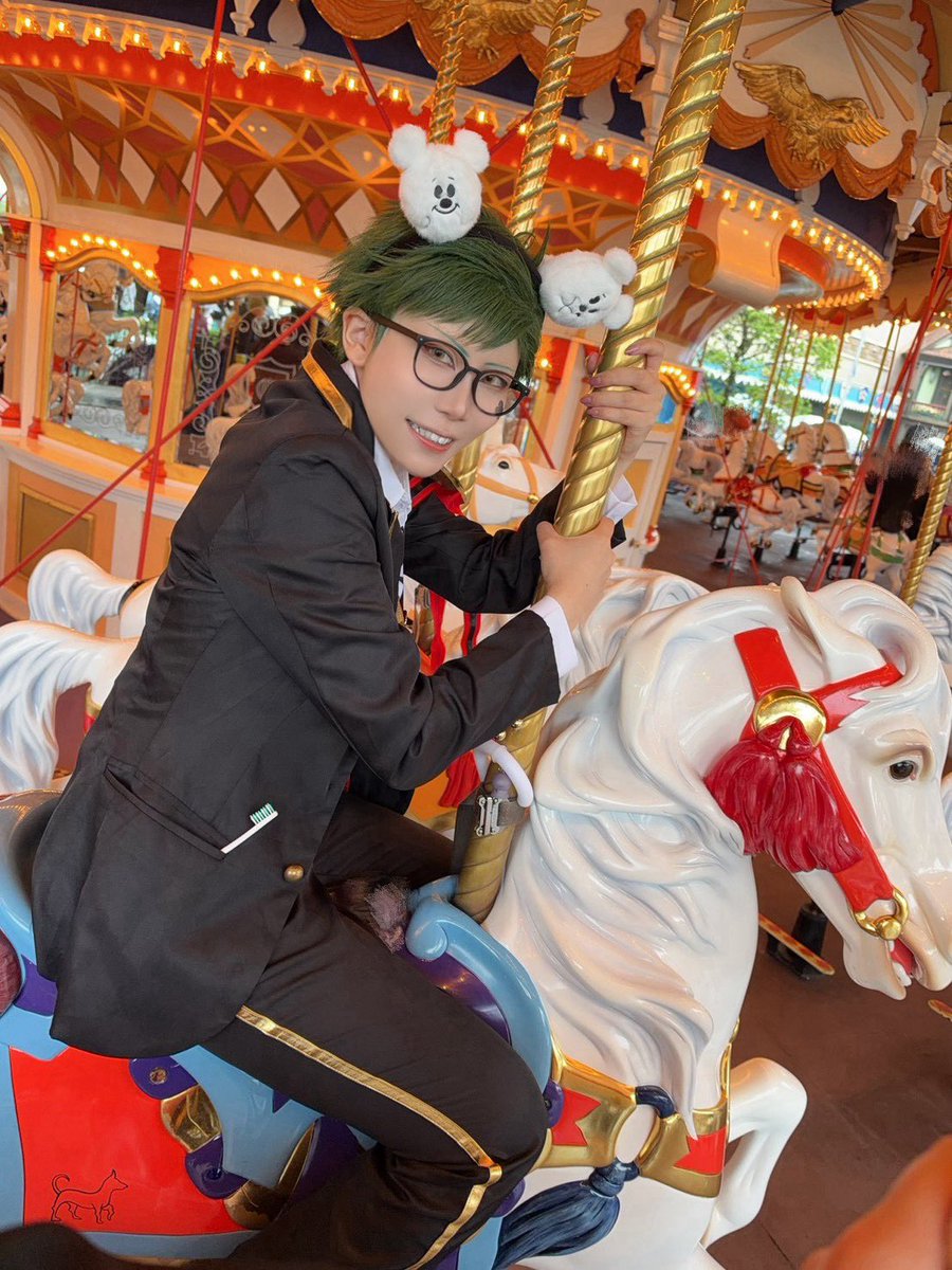 gkgk_____nomeru's tweet photo. 15年以上ぶり&amp;仮装では初めてのカルーセル🎠
思いの外、早くてビビった......
.

←動く前(少し余裕)

　　　　動き始める(こんな♣️は見たくない)→

#Dハロ仮装2026
#Dハロ仮装ツイステ https://t.co/tWXhlkQhp1