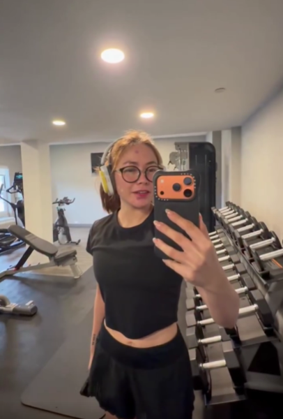 NaseNewsPublic's tweet photo. YENG, NAG-WORKOUT SA TUNOG NG “USAD” NI PABLO

Habang nasa Biyaheng Bente US Tour sa Chicago, hindi pinabayaan ni Yeng Constantino ang strength training niya. Kasabay nito’y pinakinggan at pinuri niya ang latest single ni Pablo na “USAD,” na may paanyaya na sabay-sabay umusad. https://t.co/AcMQE31Ue3