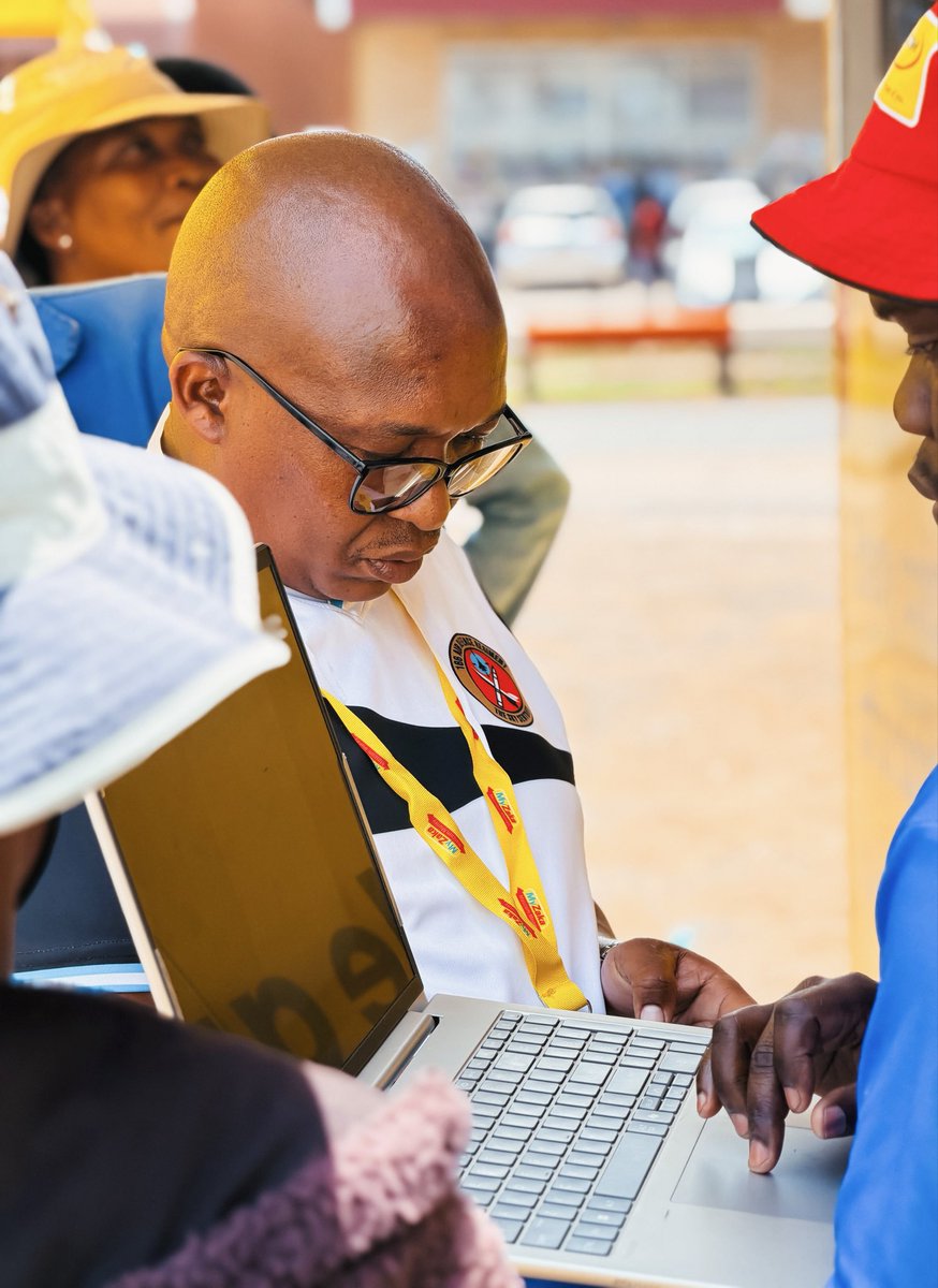MascomWireless's tweet photo. Mascom Financial Empowerment Tour still ON!!💛🔥

Gompieno re mo motseng wa Molepolole fa Choppies Kgosing.

Our Team is ready to assist you KYC updates,Financial Education, MyZaka Services and many more..🫶

Bring your valid ID or passport before 5pm re te re kgone go go thusa.

#ReDaa
#Number1BecauseOfYou