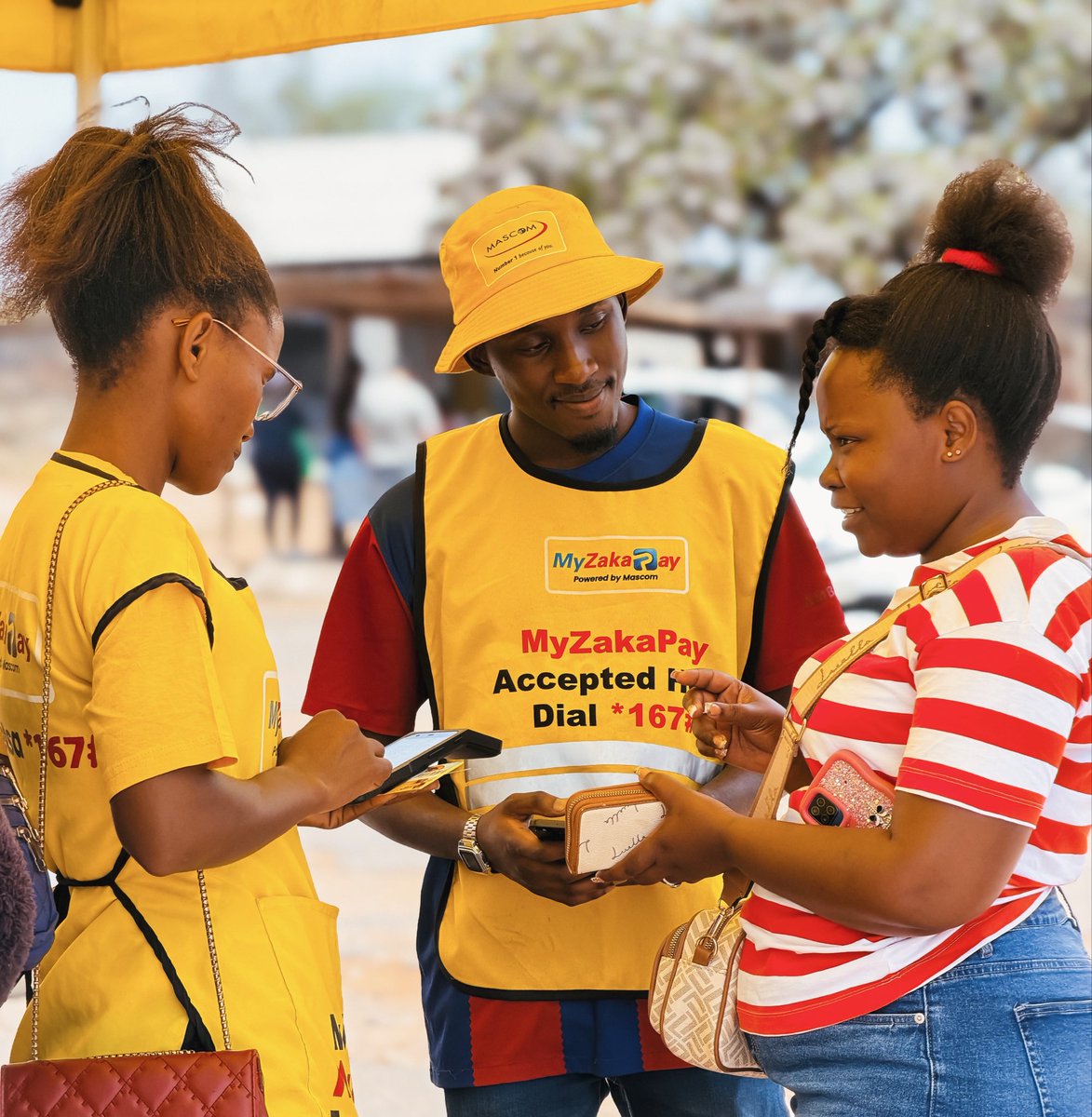 MascomWireless's tweet photo. Mascom Financial Empowerment Tour still ON!!💛🔥

Gompieno re mo motseng wa Molepolole fa Choppies Kgosing.

Our Team is ready to assist you KYC updates,Financial Education, MyZaka Services and many more..🫶

Bring your valid ID or passport before 5pm re te re kgone go go thusa.

#ReDaa
#Number1BecauseOfYou