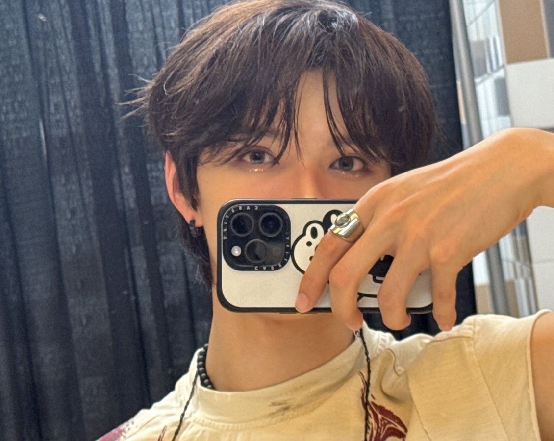 kamdenslefttoe's tweet photo. Mirror selfie with the man who flexed at me during the concert 😼

@_AMPERSANDONE_ #ANDRSD #ANDEAR #AMPERSANDONE #앰퍼샌드원 #ANDEARSELCADAY #BRIAN #브라이언 #BEUBEU #브브  #brianhowhatarewe https://t.co/rrUmL0cL6L