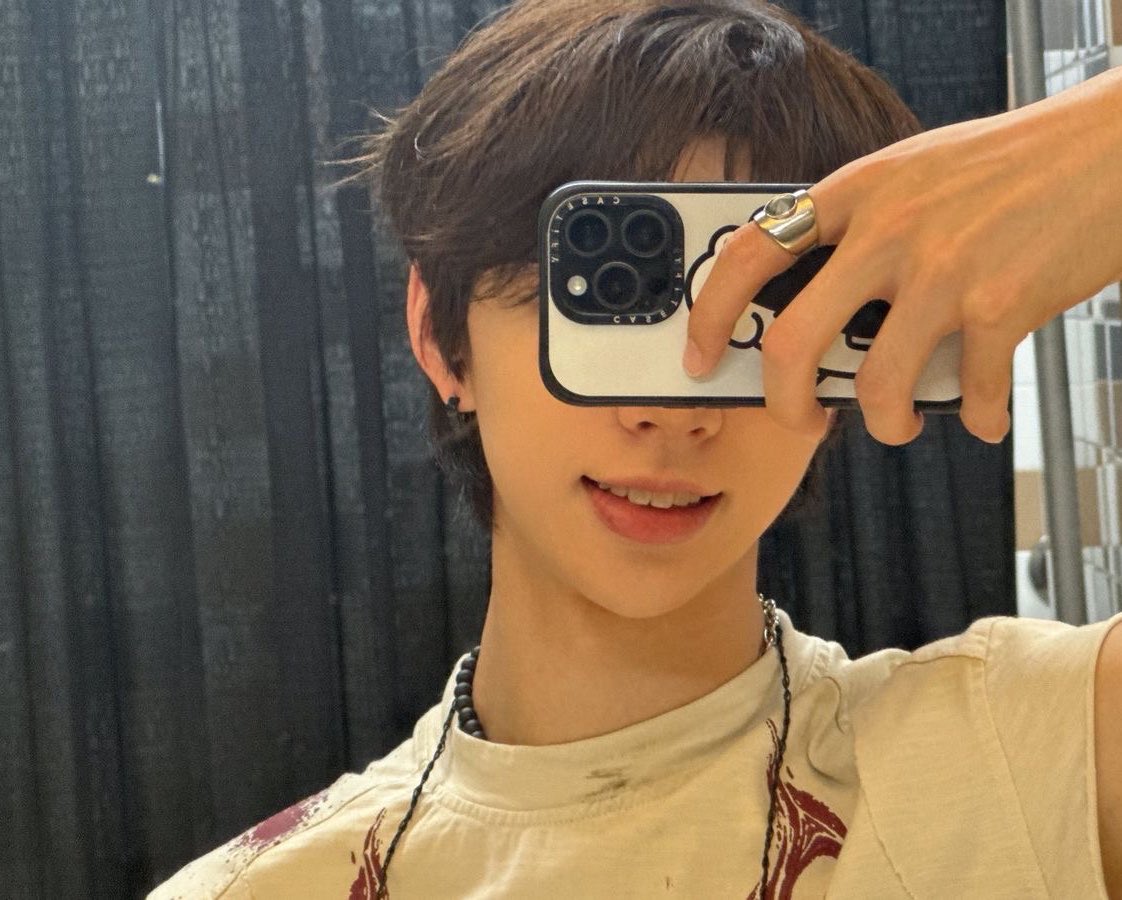 kamdenslefttoe's tweet photo. Mirror selfie with the man who flexed at me during the concert 😼

@_AMPERSANDONE_ #ANDRSD #ANDEAR #AMPERSANDONE #앰퍼샌드원 #ANDEARSELCADAY #BRIAN #브라이언 #BEUBEU #브브  #brianhowhatarewe https://t.co/rrUmL0cL6L