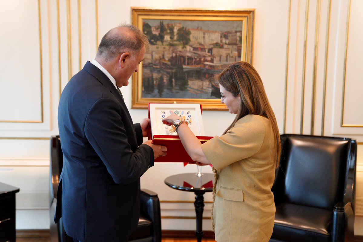 busraozdemirtr's tweet photo. İstanbul Büyükşehir Belediye Başkan Vekili'miz Nuri Aslan'ı (@nuriaslan_tr) ziyaret ettim. Çalışmalarımıza ve gündeme dair görüş alışverişinde bulunduk.

Misafirperverliği için kendisine teşekkür ediyorum. https://t.co/bkL1lMHKvY