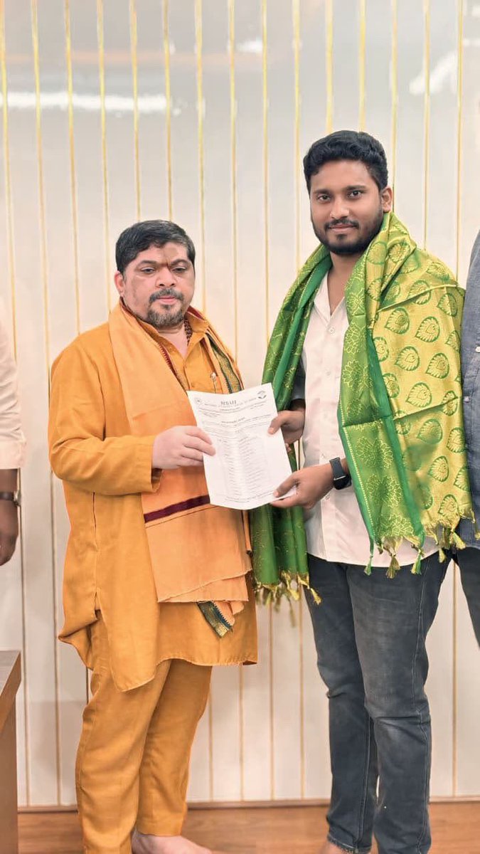 TeluguScribe's tweet photo. బయటపడ్డ కరీంనగర్ NSUI ప్రెసిడెంట్ రాసలీలలు

అమ్మాయితో ఏకాంతంగా గడుపుతూ అశ్లీల వీడియోలు చిత్రీకరించుకున్న కరీంనగర్ NSUI ప్రెసిడెంట్ మహమ్మద్ ఇమ్రాన్

అమ్మాయి భవిష్యత్తును దృష్టిలో ఉంచుకుని వీడియో బయటికి వదలడంలేదు https://t.co/SQ30OJ4Zqy