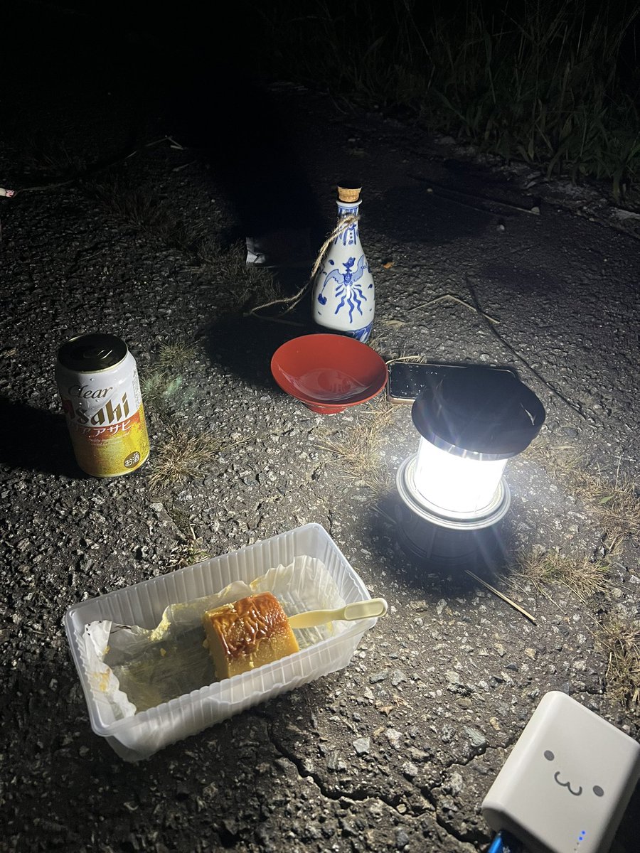 sunahukkinn's tweet photo. 中秋の名月地べたで飲み https://t.co/y2TN4CMuDu