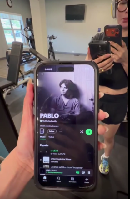 NaseNewsPublic's tweet photo. YENG, NAG-WORKOUT SA TUNOG NG “USAD” NI PABLO

Habang nasa Biyaheng Bente US Tour sa Chicago, hindi pinabayaan ni Yeng Constantino ang strength training niya. Kasabay nito’y pinakinggan at pinuri niya ang latest single ni Pablo na “USAD,” na may paanyaya na sabay-sabay umusad. https://t.co/AcMQE31Ue3