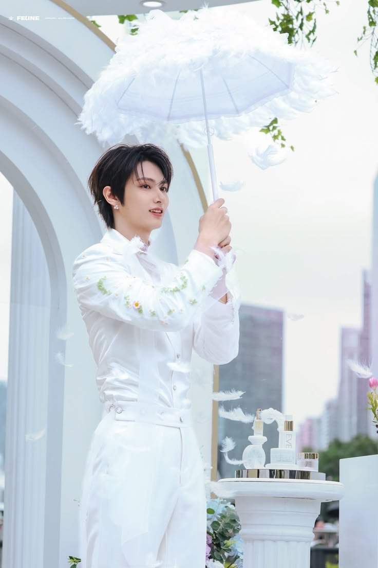 GrayGatoAdv's tweet photo. Kegiatan Junhui : konser world tour, jadi model/brand ambassadors, syuting film, nyiapin album solo.

Kegiatan saya sebagai huihui : nyiapin duit buat nonton konser, beli merch svt, nonton filmnya Junnie, beli albumnya Junnie.

Mungkin sudah saatnya aku cari skill baru. Agak malu juga sama pencapaian Junnie