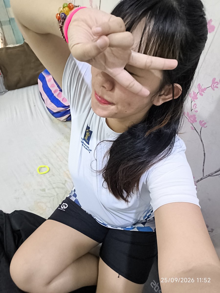 Termenan9kan's tweet photo. -- percakapan Mommy 34thn+ bujangnya yg 13thn--

💚My Baginda Airlangga said : kata temenku , mamah kamu cakep tau Air.., kaya anak muda,trs kek atlet ya,,itu emak tiri apa kandung sih? Mesti deh ditanya bgituh akutuh
🌷Me :🤣🤣 ya gpp dong Mas...bilang aja iya..
Emak gw suka olahraga +atlet ,
( Atlet makan🤣)

📸Poto abis plank tadi siang