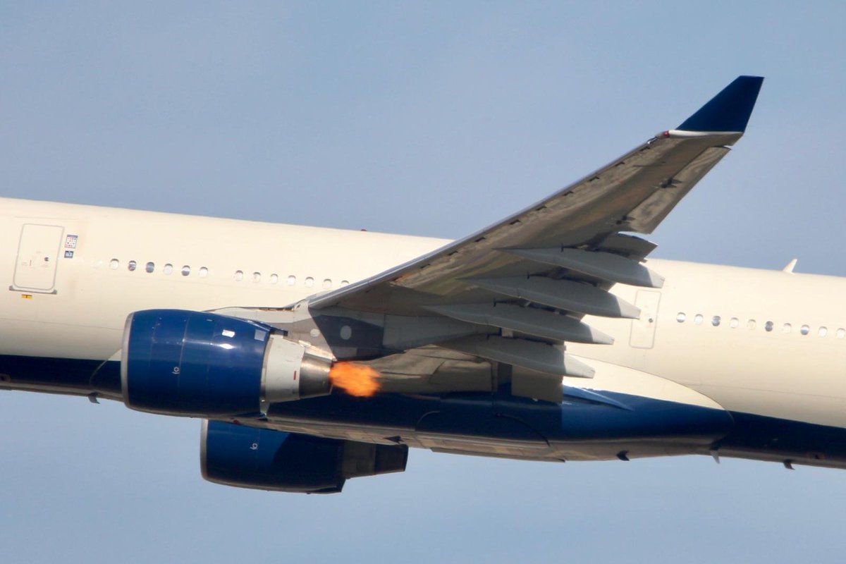 FlightradarCAT's tweet photo. Em fan arribar dues fotos espectaculars de l'incident de la Delta #DL195 que ha hagut de tornar d'emergència a l'aeroport de Barcelona-El Prat després d'una aparent fallada de motor.
Recordem que ha pogut aterrar de manera segura i ha sigut atès ja.
Foto de @toni_spotter https://t.co/935a6PQdgt