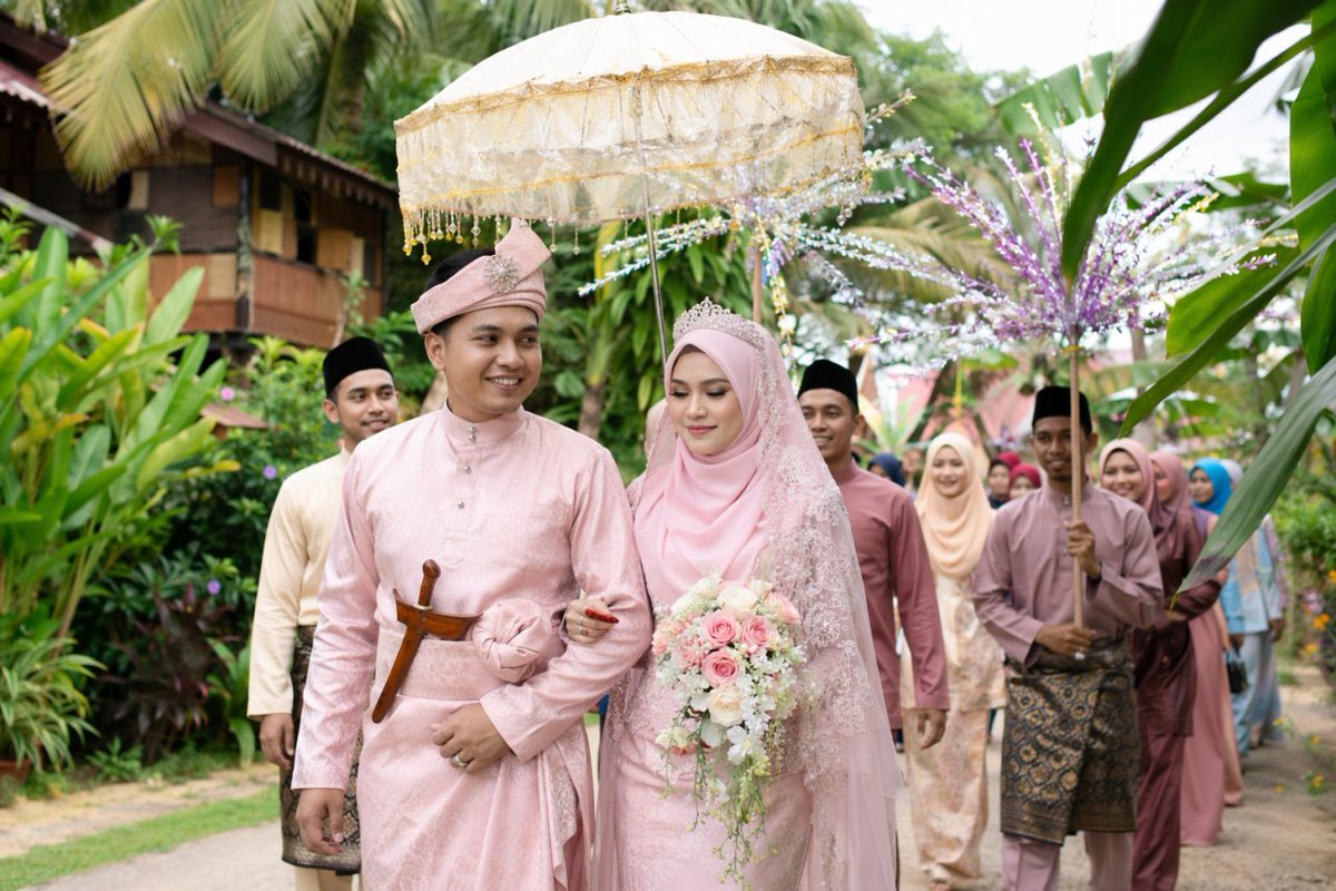 danieharu's tweet photo. @kyoongfairy @exo_lotuses In my country, there's no such rule because we don't know what color would the bride wear...and the bride would shine no matter what the guest wear (you'll know that she's the bride because of the accessories) so it doesn't really matter. https://t.co/iGIRlwWgPU