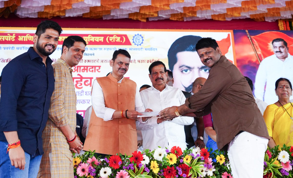 CMOMaharashtra's tweet photo. मुख्यमंत्री देवेंद्र फडणवीस यांना नवी मुंबई येथे नगरसेवक भरत चव्हाण यांनी अवर्षणग्रस्त शेतकऱ्यांसाठी 'मुख्यमंत्री सहाय्यता निधी'मध्ये ₹1,00,000 देणगीचा धनादेश सुपूर्द केला. यावेळी मुख्यमंत्री फडणवीस यांनी त्यांचे आभार मानले!

@Dev_Fadnavis 
#Maharashtra #DevendraFadnavis #CMReliefFund