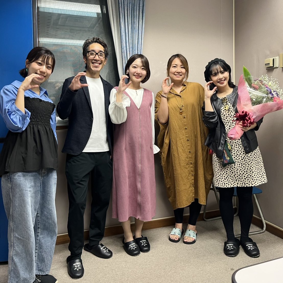 magna_solitudo's tweet photo. 金曜 #コネクト茨城 あざました📻
コネクト大千穐楽でした！
最終回、本当に色んな方の生活の一部になれていたんだなと思うとグッときました。
グッときてる感隠したけど(笑)

関わってくださった全ての方々に感謝です🙏
コネクト全員集合写真を添えて📸

⬇️放送後記・タイムフリーはツリーへ⬇️ https://t.co/TNNwgXYbXY