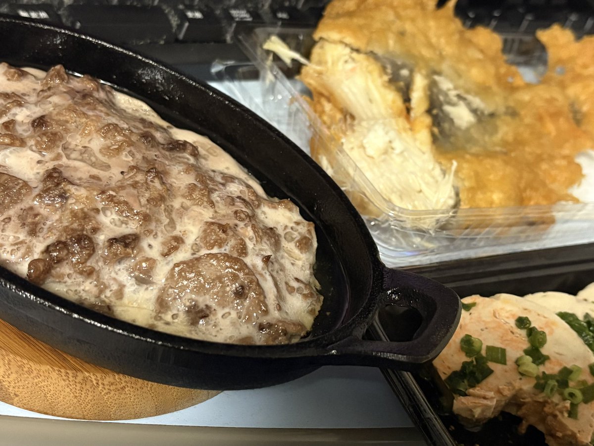 yuste_lean's tweet photo. 今日のツマミ、本鮪の筋らへん(多分)(加熱用)がめちゃ安かったのでたたいてハンバーグにしたんですけど脂がヤバすぎるのでスキレットで焼くのは失敗かなと思いました https://t.co/9spHVjl4EK
