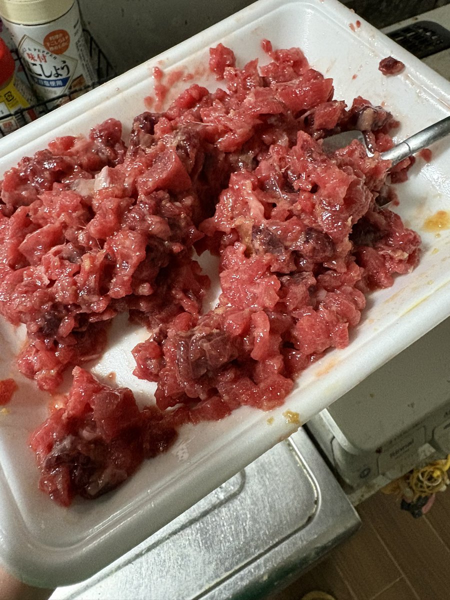 yuste_lean's tweet photo. 今日のツマミ、本鮪の筋らへん(多分)(加熱用)がめちゃ安かったのでたたいてハンバーグにしたんですけど脂がヤバすぎるのでスキレットで焼くのは失敗かなと思いました https://t.co/9spHVjl4EK