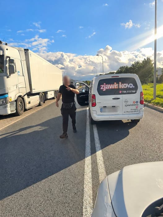 donald_PL_'s tweet photo. Jak w trybie przyśpieszonym rozwalić swój biznes: 

1. Na stronie "Spotted Koszalin" opublikowano zdjęcie gościa, który według relacji zatrzymał swój samochód na ulicy, a potem zaczął sapać się do stojącej za nim kobiety.

2. Jak czytamy, kobieta w obawie przed mężczyzną wyjęła telefon, żeby zadzwonić na 112, na co chłop wyrwał jej telefon przez okno samochodu, rzucił nim o ziemie a następnie ją uderzył.

3. Kobieta podniosła telefon, zrobiła mu zdjęcie, na co szeryf miał ją poinformować, że jak je gdzieś wrzuci, "to ją zaj***e".

4. W komentarzach posta pojawiły się screeny opinii na temat firmy "Zjawiskovo", które potwierdzają, że to nie była pierwsza taka sytuacja. 

5. No i tu się zaczyna kino, bo do sekcji komentarzy wkroczyła właścicielka firmy, potwierdziła, że sytuacja faktycznie miała miejsce i dodała, że "większość w takiej sytuacji postąpiłaby podobnie".

6. Dalej się nie rozpisujemy, ale załączymy screeny pod postem.