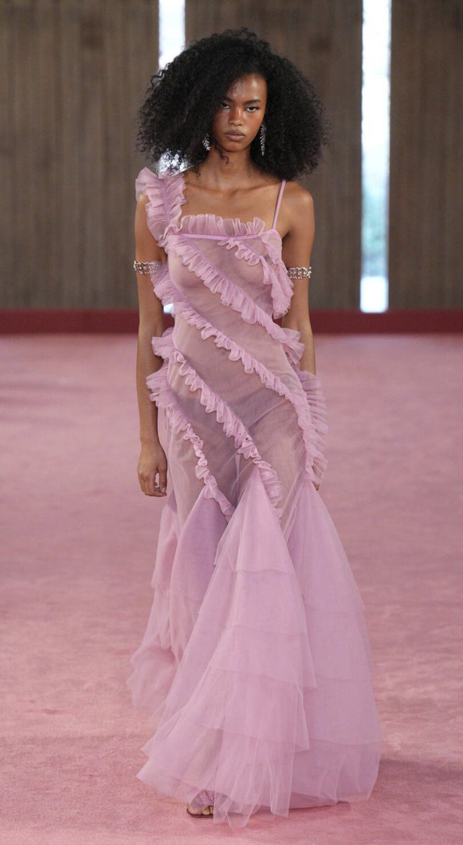 rosev1207's tweet photo. BLUMARINE: Spring 2027 RTW MFW Collection https://t.co/U9wbLplry8
