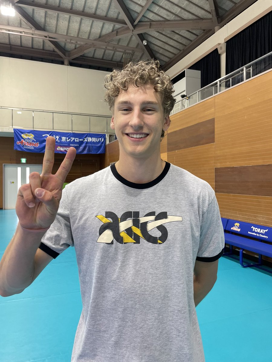 TORAY_ArrowsMEN's tweet photo. #スカイラー・ヴァルガ 選手がチームに合流しました✈️🇯🇵

🗣️「 スカイラーです！がんヴァルガ☺️☺️🫰🏻🫰🏻 」

またまた、アライン選手が日本語を教えてくれました🥹✨✨

𝑾𝑬𝑳𝑪𝑶𝑴𝑬 𝒕𝒐 𝑨𝑹𝑹𝑶𝑾𝑺🏹🔥

#東レアローズ静岡 https://t.co/c7TOIDf5eC