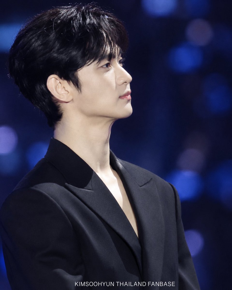 Kimsoohyun_TH's tweet photo. The photos may look similar, and the shots are almost the same
but I’m still completely weak for KSH’s side profile. 🥹

I really can’t resist this man. 

૮˶´ ᵕˋ ˶ა https://t.co/ggTTVyEOHP