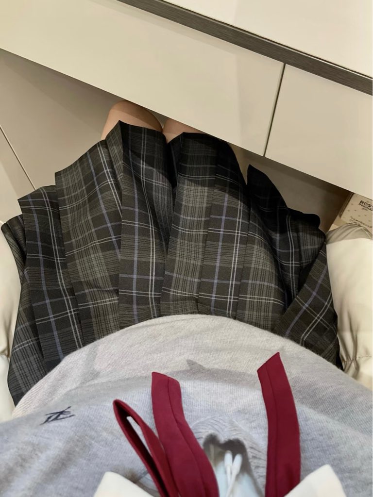 euAdoroBolos's tweet photo. 在学校偷穿裙子都提心吊胆的，还是家里好，可以光明正大的穿裙子吃糖糖，我妈妈还说我瘦了（实际没有 #mtf #含糖 https://t.co/4rClWXMkM5