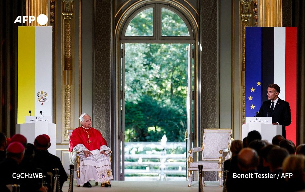 afpfr's tweet photo. 🇫🇷 Le pape Léon XIV s'est montré offensif, vendredi à l'Elysée, sur la laïcité, les dangers de l'intelligence artificielle et la fin de vie, fustigeant le risque d'un "paradis des machines" et "l'offre d'une mort programmée"
➡️ https://t.co/jy3Age2Fi2 https://t.co/wEcstZTubq