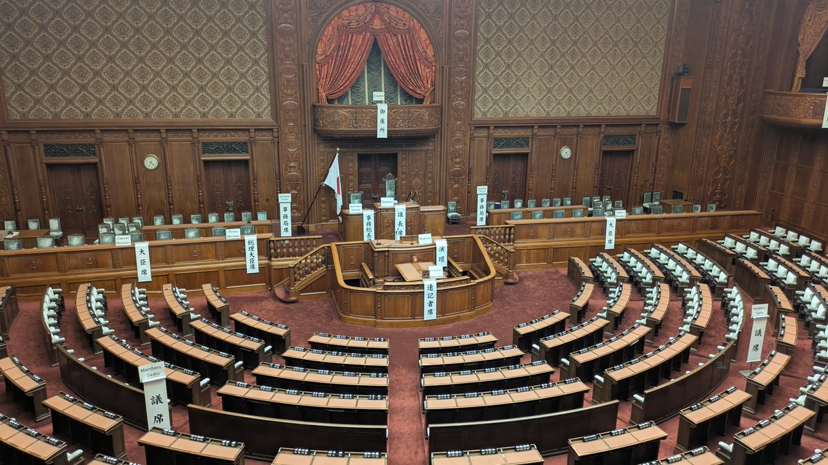rrun_marisan's tweet photo. 今日は商談会は半日だけ参加。それからおのぼりさん丸出しで、東京見物。皇居、霞が関、永田町、首相官邸。国会議事堂の中も見てきました！だって、ここ現在の飛鳥宮跡、藤原宮跡でしょ？
1300年後には世界遺産か？！ https://t.co/6dV3FF9U5W