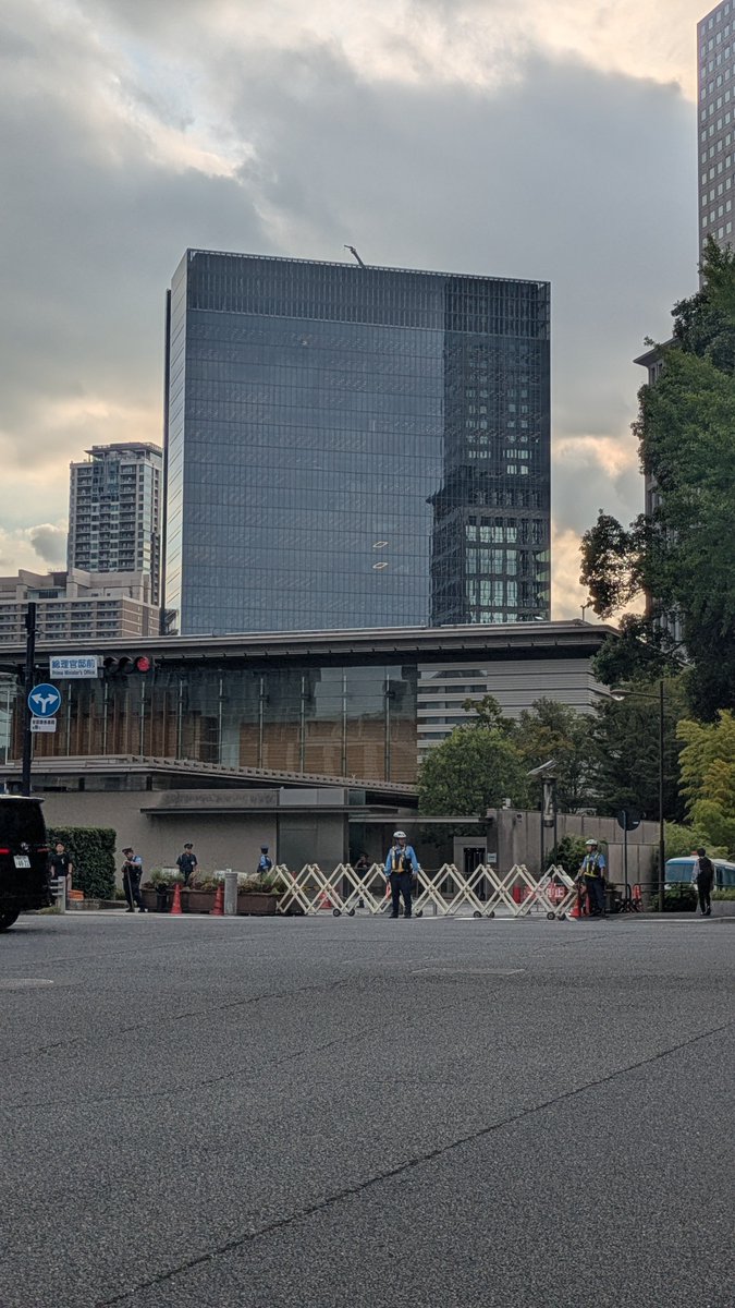rrun_marisan's tweet photo. 今日は商談会は半日だけ参加。それからおのぼりさん丸出しで、東京見物。皇居、霞が関、永田町、首相官邸。国会議事堂の中も見てきました！だって、ここ現在の飛鳥宮跡、藤原宮跡でしょ？
1300年後には世界遺産か？！ https://t.co/6dV3FF9U5W