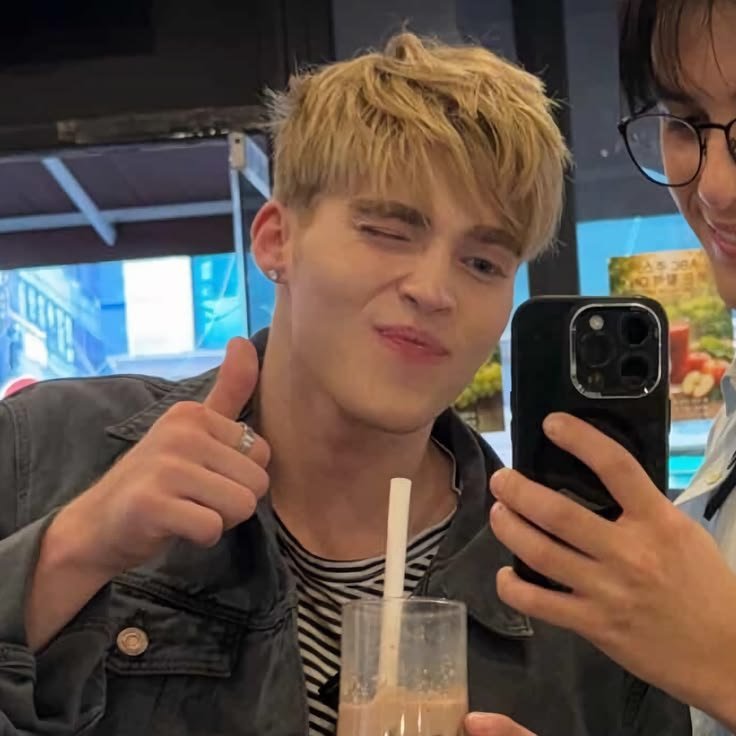 9T0RRES's tweet photo. uma au stbv × marvel em que o kenneth é o nova e o gabi é o marvel boy POR FAVOR https://t.co/rAFD1qImyJ