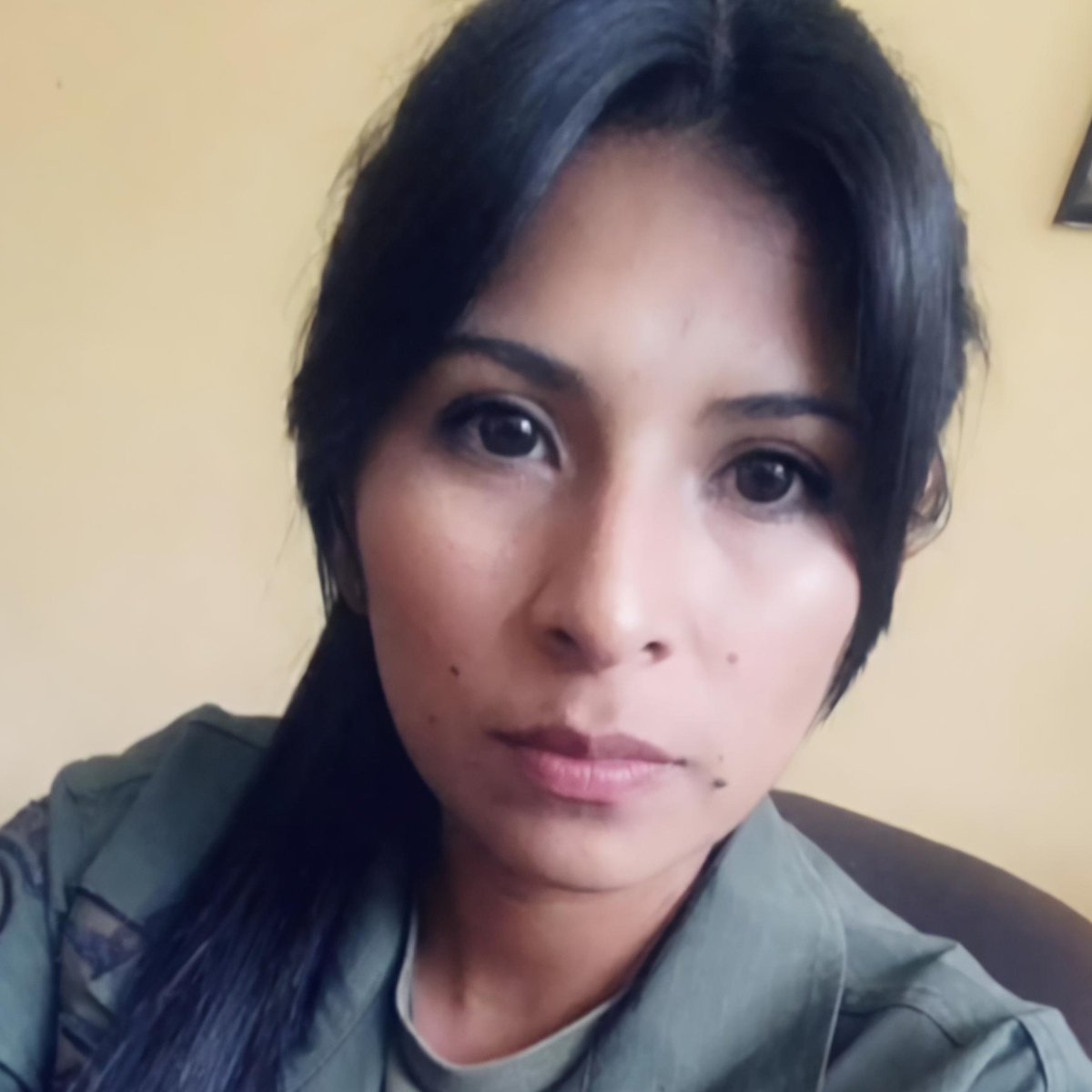 nelsonpvzla2's tweet photo. Ella es la primera teniente de la Aviación venezolana Anyi Andreína Azuaje Fernández, presa política desde el 2020, recluida Ramo Verde.

Fue víctima de una detención arbitraria y violenta, y ha sido sometida a torturas y tratos crueles. Fue condenada en un juicio injusto e ilegal, con violaciones al debido proceso y donde fue coaccionada a admitir los hechos.

¡Exigimos su LIBERTAD PLENA E INMEDIATA y el cese definitivo de la violación de sus derechos humanos! #QueSeanTodos