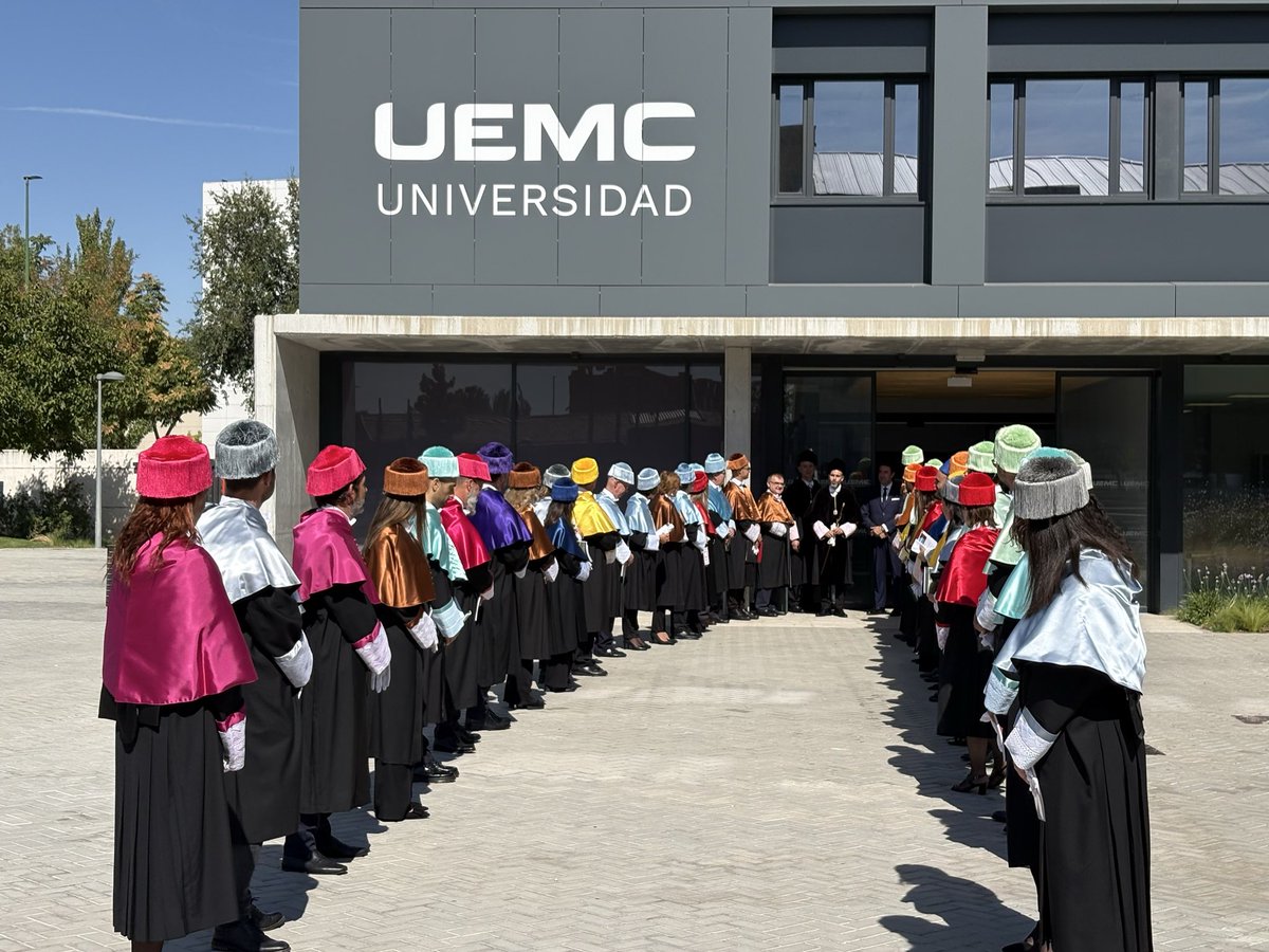 ingenierosva's tweet photo. 🎓 El decano, Rafael Álvarez @irecyl, ha asistido al acto de apertura del curso académico 2026/2027 de la @UEMC, presidido por el rector, David García López, y con la presencia del consejero de Industria, Universidades, Empleo y Comercio, Juan Carlos Suárez-Quiñones. https://t.co/vcukxun8nH