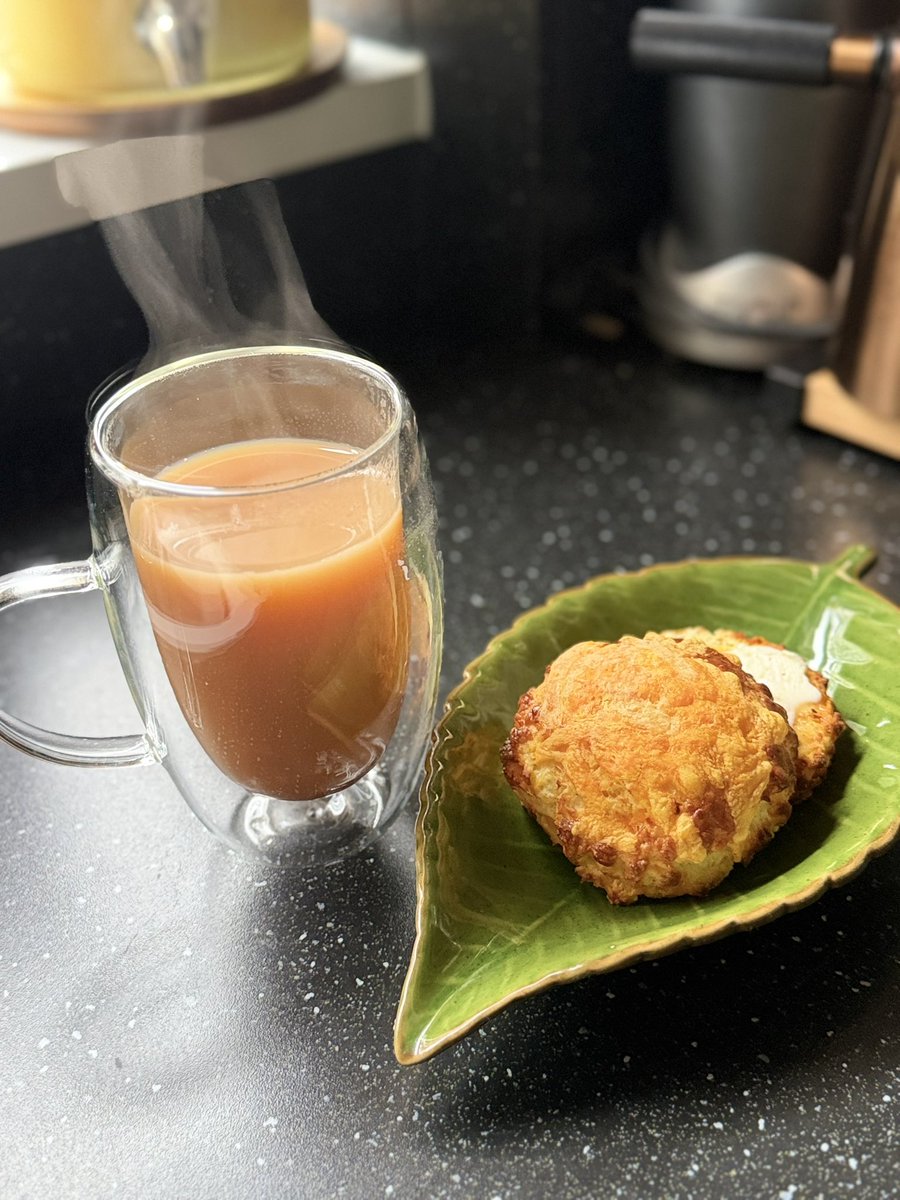 devereux1655's tweet photo. Cheese scone for lunch - plate of choice- a leaf - yum #scone #cheese #leaves #crockery https://t.co/TLoDNwQ8q0