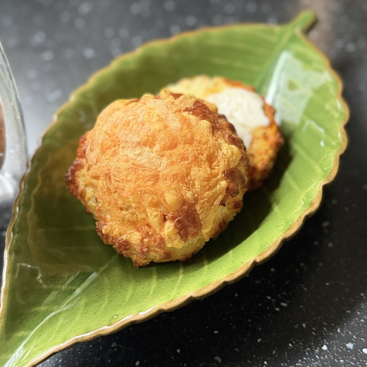 devereux1655's tweet photo. Cheese scone for lunch - plate of choice- a leaf - yum #scone #cheese #leaves #crockery https://t.co/TLoDNwQ8q0
