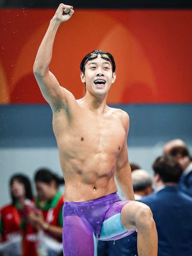 Skyview36's tweet photo. 🤯🏊‍♂️🔥 โหดระดับเทพ เรียกได้ว่า นี่คนหรือเครื่องผลิตเหรียญทองจากจีน ลงแข่ง 8 รายการ กวาด 7 ทอง วันนี้ต้องยกให้ “จาง จ่านชั่ว” ฉลามหนุ่มจีนวัยเพียง 19 ปี เพราะผลงานใน ASIAN GAMES 2026 
ซึ่งสถิติการคว้าเหรียญทองมากที่สุดของนักกีฬาหนึ่งคนในเอเชียนเกมส์ครั้งเดียว คนที่ทำได้คือ โซ กินมัน นักยิงปืน ชาวเกาหลีเหนือ ซึ่งยืนยาวมานานถึง 44 ปี

ลงแข่ง 8 รายการ ➜ 7 เหรียญทอง
แถมมีทั้ง ทำลายสถิติเอเชีย และ สถิติเอเชียนเกมส์ อีกหลายรายการ 
🏊 100 ม. ฟรีสไตล์ — อันดับ 4
🥇 200 ม. ฟรีสไตล์ — ทุบสถิติเอเชีย
🥇 400 ม. ฟรีสไตล์ — ทุบสถิติเอเชียนเกมส์
🥇 800 ม. ฟรีสไตล์ — ทุบสถิติเอเชียนเกมส์
🥇 1,500 ม. ฟรีสไตล์
🥇 ผลัด 4×200 ม. ฟรีสไตล์ — ทุบสถิติเอเชีย
🥇 ผลัดผสม 4×100 ม. — ลงรอบคัดเลือก
🥇 ผลัด 4×100 ม. ฟรีสไตล์ — ทุบสถิติเอเชีย

19 ปี…7 ทอง…นี่มันบอสใหญ่แห่งสระไอจิ-นาโกย่าชัดๆ 👏 ปิดฉากการแข่งขันว่ายน้ำเอเชียนเกมส์ 2026 อย่างยิ่งใหญ่ กับผลงาน 7 เหรียญทอง ของดาวรุ่งวัย 19 ปี ผู้จารึกชื่อไว้ในหน้าประวัติศาสตร์เอเชียนเกมส์ 🇨🇳🏊‍♂️
#AsianGames2026 #เอเชียนเกมส์2026