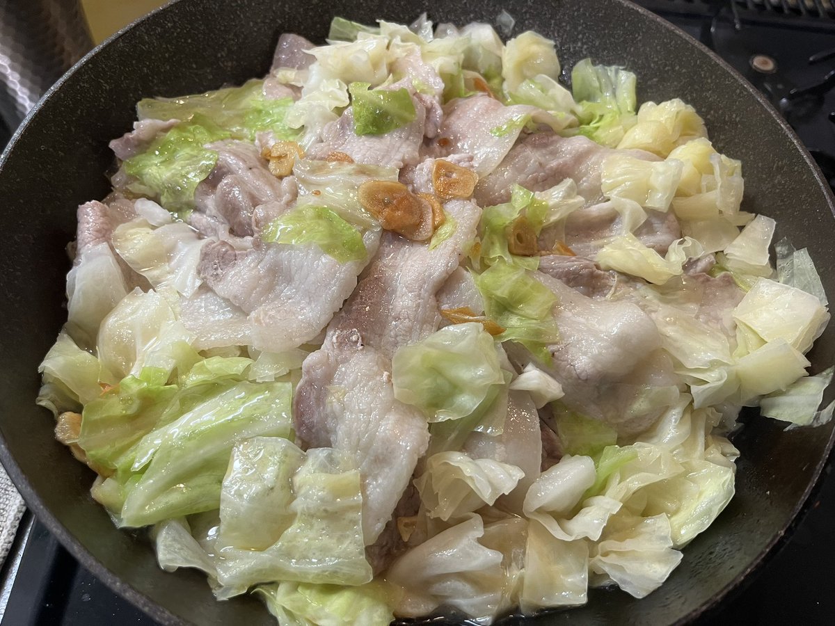zxiaoye20's tweet photo. 豚バラとキャベツの旨塩鍋。
リュウジお兄さんの無水油鍋のやり方も加えてみた😋 https://t.co/eSZl5eqNCN