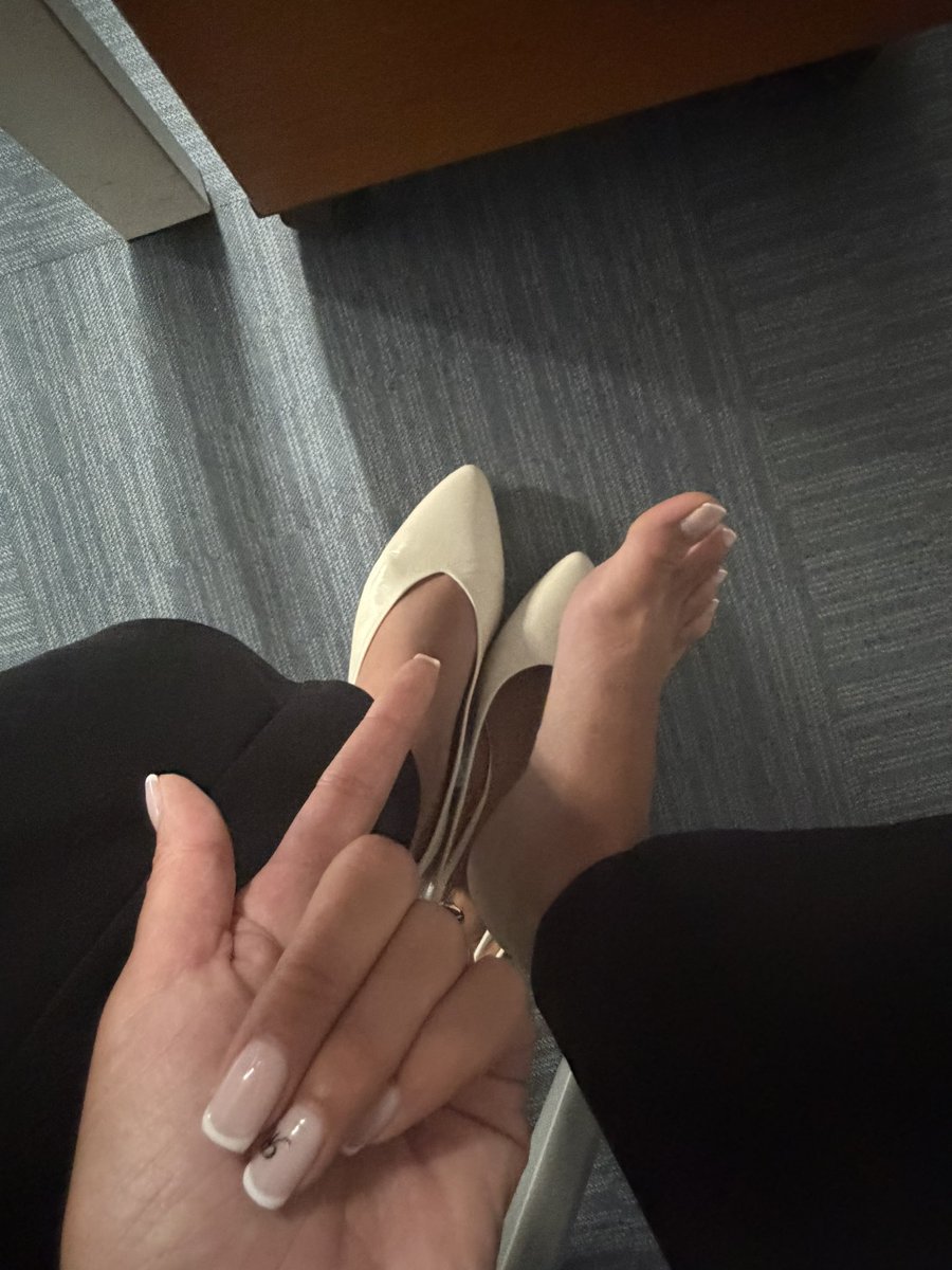 a_etak's tweet photo. Manucure pour te gifler 
Talons pour t’écraser https://t.co/rGePDR61aO