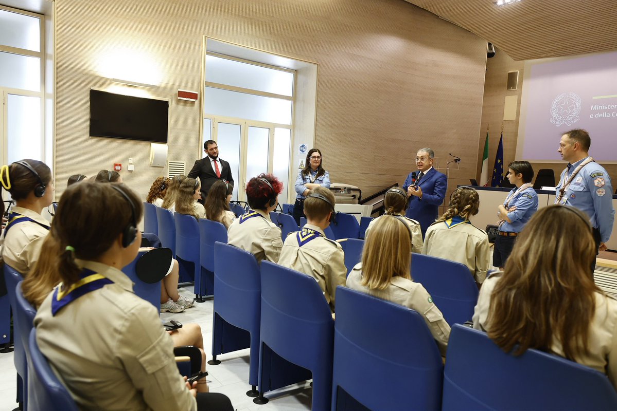 DellUtriMassimo's tweet photo. Oggi alla #Farnesina ho incontrato @AGESCI e 29 giovani capi scout ucraini, nell’ambito del progetto “Building Bridges for Peace”. Rafforzare i legami tra le nostre società civili significa investire nella resilienza dell’#Ucraina e costruire insieme il futuro 🇮🇹🇺🇦 https://t.co/PQ1qlq3AUh