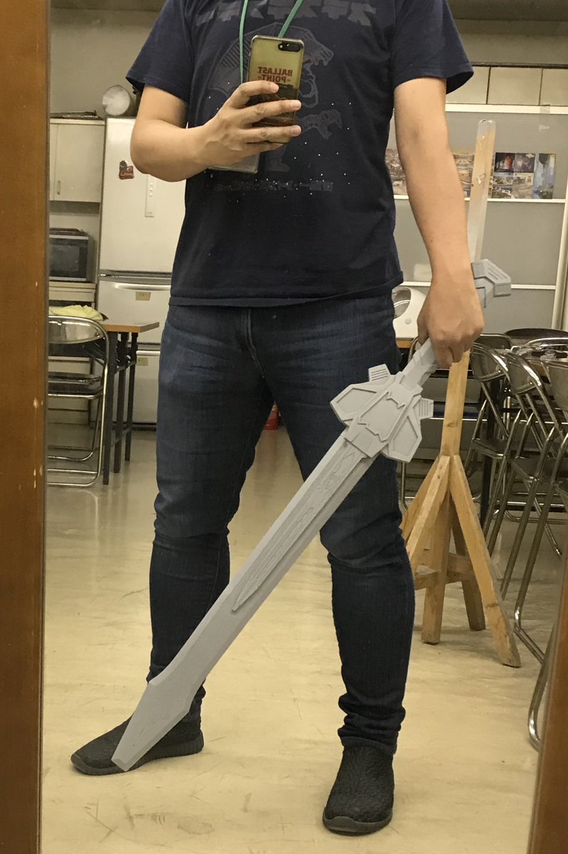 MAEZAH's tweet photo. ワンフェスで売った『プロップサイズ・サウンドバスター剣』
#このツイートを見た人は武器ならなんでもいいから好きな武器晒しなさい https://t.co/zffqqgD3m9