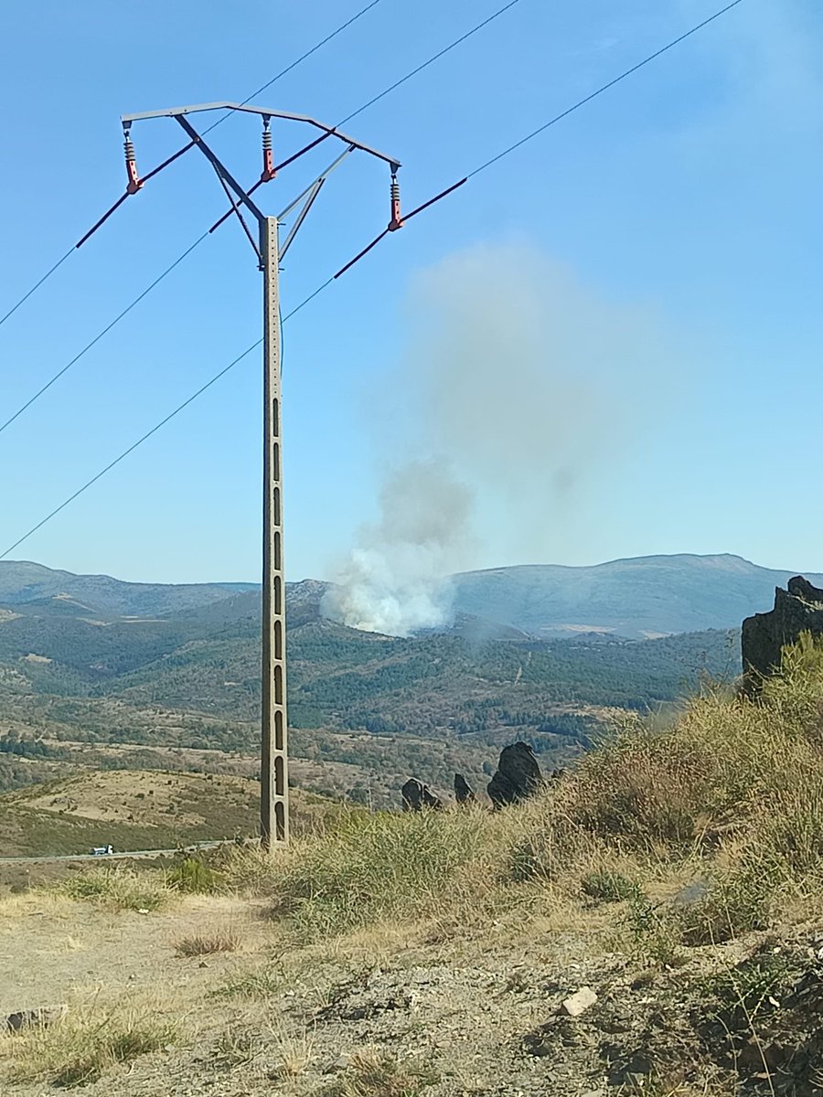 BBFFMadrid's tweet photo. En estos momentos se está desarrollando un incendio en el municipio de #Cabida en Guadalajara en zona limítrofe con la #SierraDelRincón de la #ComunidadDeMadrid.
Varios medios aéreos y terrestres de #BomberosForestalesCM y #BomberosCM se dirigen a la zona junto con los medios de #Guadalajara.