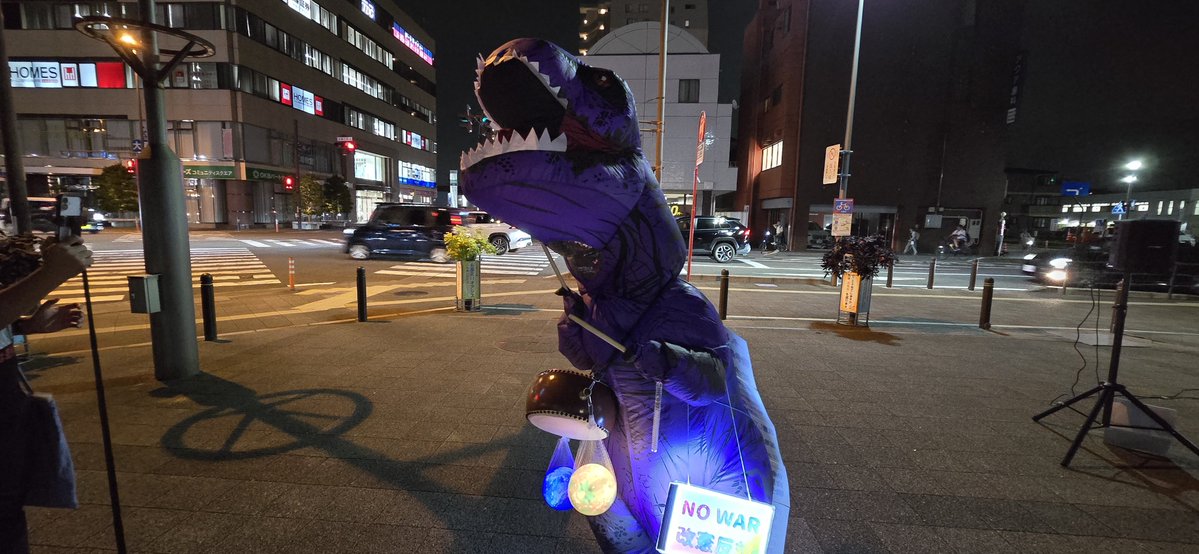 JCP_SEINO's tweet photo. 今夜、大垣駅前で行われたペンライトデモに参加しました。
「9条守れ」「反戦平和」「憲法改悪反対」「さよなら原発」など、ペンライトやプラカードを手に、それぞれの思いを伝えました。
今回も岐阜のデモでおなじみティラノ君の姿が。
参加されたみなさん、おつかれさまでした。
#大垣
#平和憲法が誇りだもんで