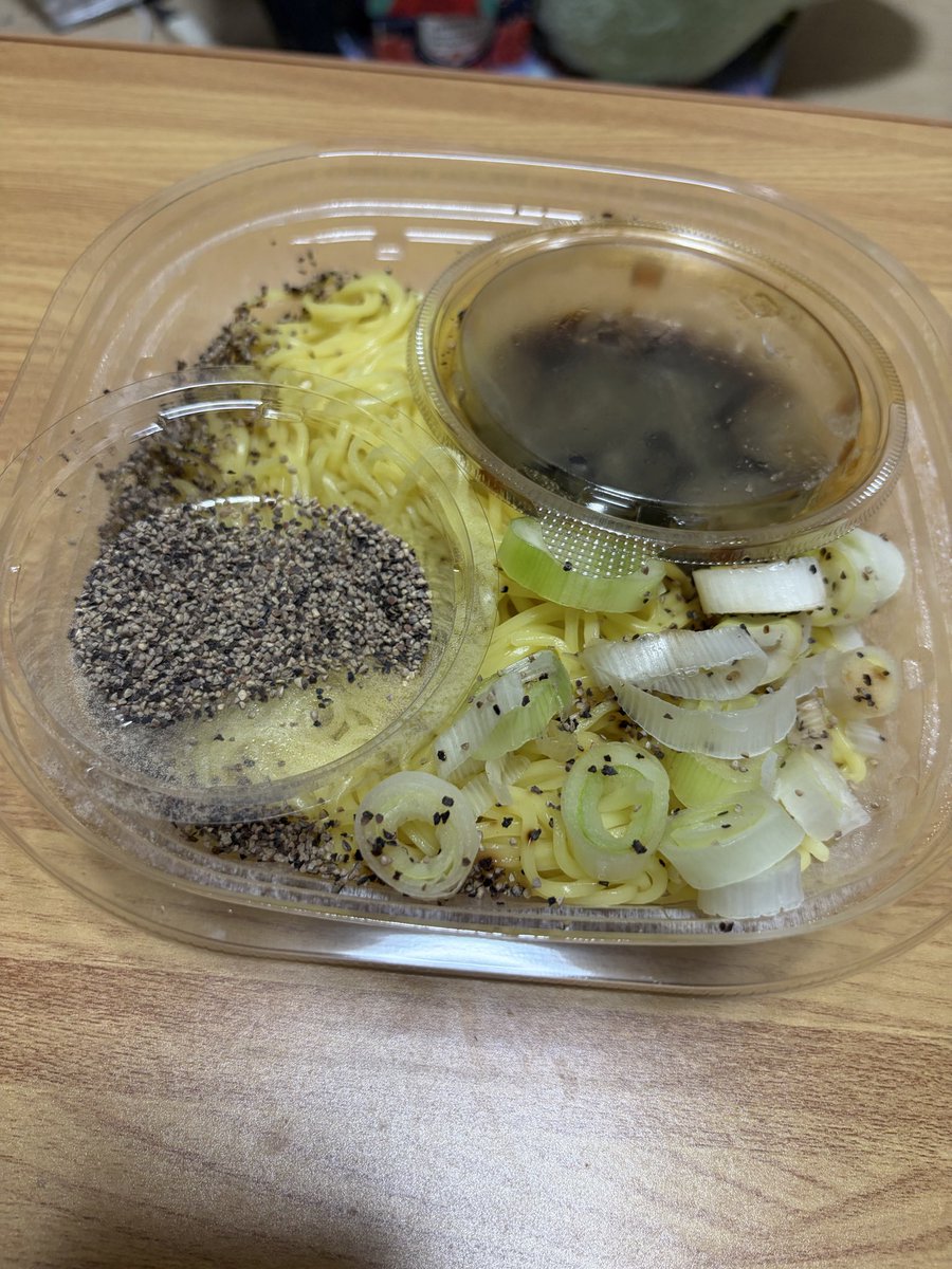 io3d60783a's tweet photo. これ衝動的に買ったがどう食べるのだ？やはりつけ麺スタイル？ https://t.co/p0g6jvoQP0