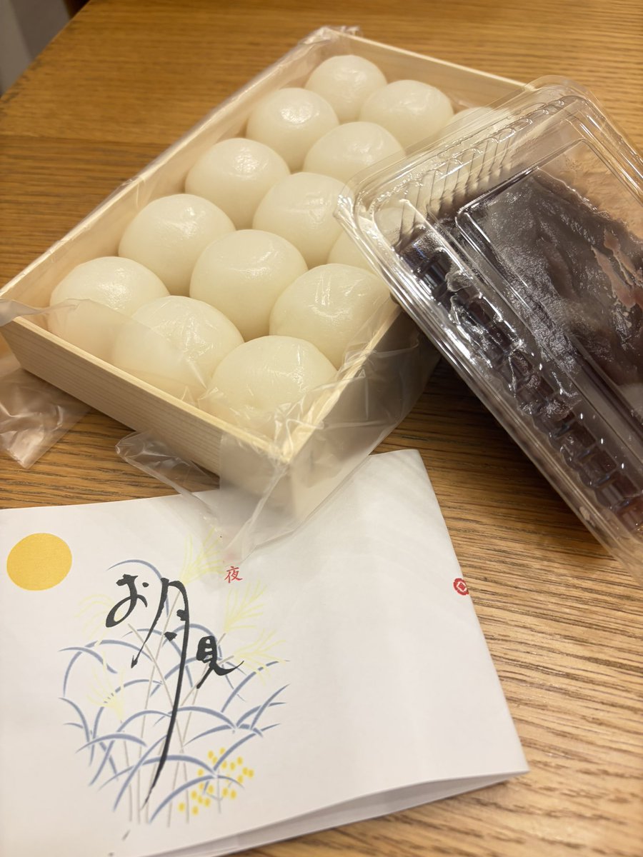 knkaigo's tweet photo. 甘さ控えめの美味しいお団子🍡
お月さんをみながらパクリ…。

来年は息子とも一緒に食べたい🐨🎉
息子は疲れたのか気づいたら寝てました…笑 https://t.co/dLrhmgHMpe