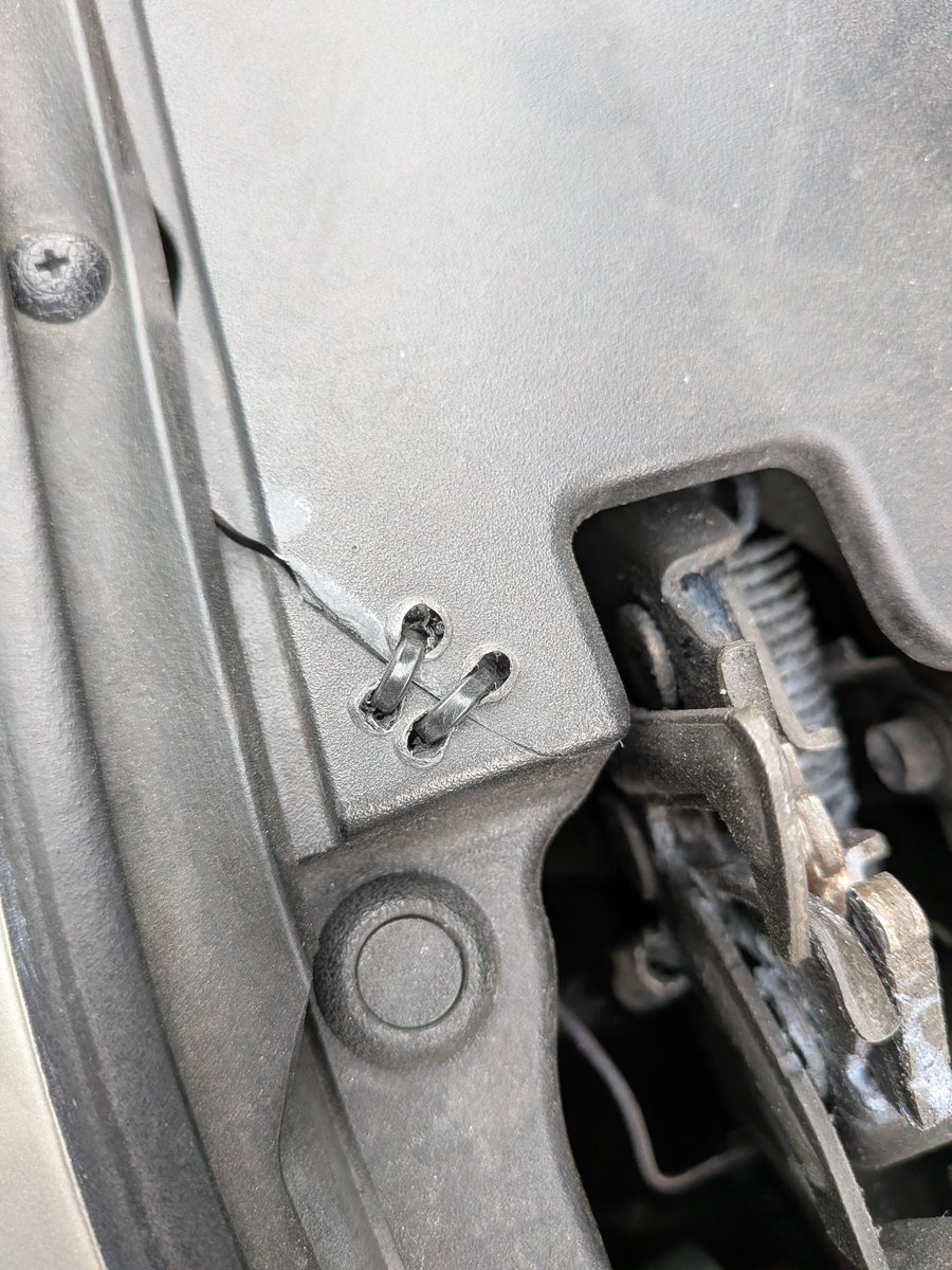 irie_731's tweet photo. バイクで峠を走り、車でもドリフトしに峠へ行き、人様に迷惑かけないごく普通の乗用車乗るようになっても修理方法はタイラップ使ってしまうのは宿命 https://t.co/SXgrdMwJnU