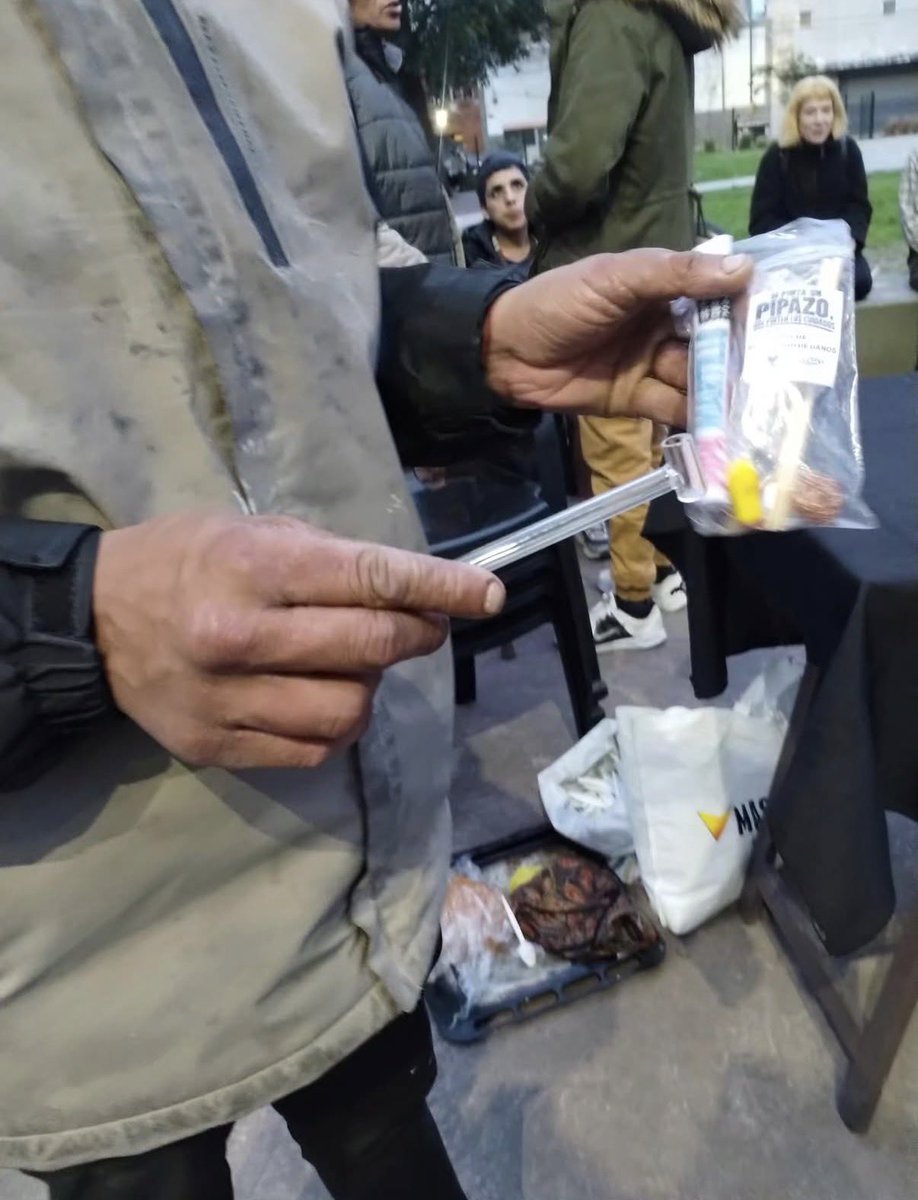 XDecretoOK's tweet photo. “SI PINTA UN PIPAZO QUE PINTEN LOS CUIDADOS” 

La olla popular del “Sindicato de Trabajadorxs Sexuales” entrega un “kit de reducción de daños” para adictos a las drogas. https://t.co/zPhwCzC9Fz