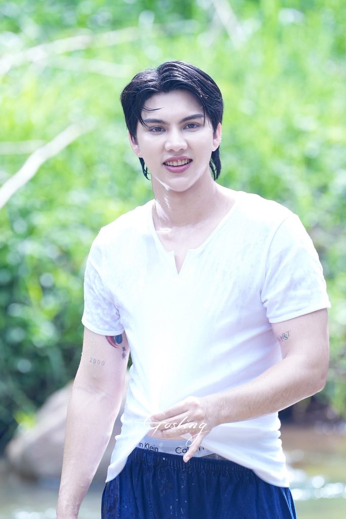 Minebnpf's tweet photo. They say you shouldn't stay out in the rain because you might get sick... but what if someone this handsome goes out in the rain 🌧️ 🍃💦

#fortthitipong #FortFTS 
#FortUnderTheSkyatChiangmai https://t.co/6MABHg2x0i