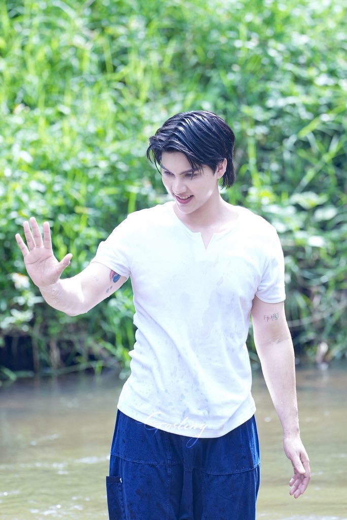 Minebnpf's tweet photo. They say you shouldn't stay out in the rain because you might get sick... but what if someone this handsome goes out in the rain 🌧️ 🍃💦

#fortthitipong #FortFTS 
#FortUnderTheSkyatChiangmai https://t.co/6MABHg2x0i