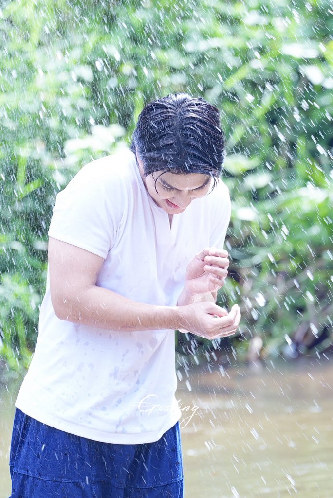 Minebnpf's tweet photo. They say you shouldn't stay out in the rain because you might get sick... but what if someone this handsome goes out in the rain 🌧️ 🍃💦

#fortthitipong #FortFTS 
#FortUnderTheSkyatChiangmai https://t.co/6MABHg2x0i