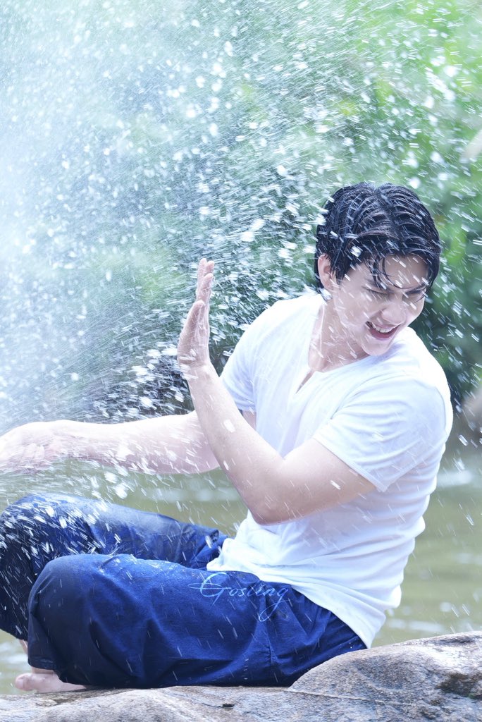 Minebnpf's tweet photo. They say you shouldn't stay out in the rain because you might get sick... but what if someone this handsome goes out in the rain 🌧️ 🍃💦

#fortthitipong #FortFTS 
#FortUnderTheSkyatChiangmai https://t.co/6MABHg2x0i