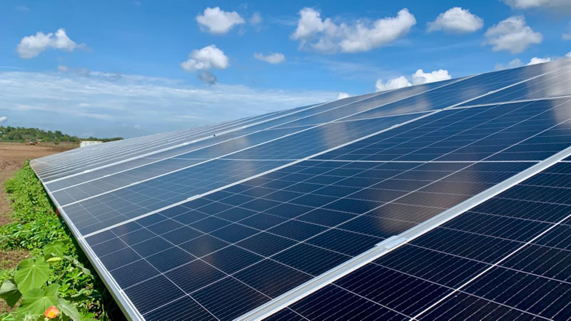 AlcidesLago's tweet photo. En el municipio Rafael Freyre de la  provincia Holguín avanza la construcción del parque solar fotovoltaico  Loma del Cedro, inversión que aportará 10 megawatts (MW) al Sistema  Eléctrico Nacional cuando esté concluida.
#HonorHolguinero 
#HolguinSi https://t.co/fbJ2OEglLm