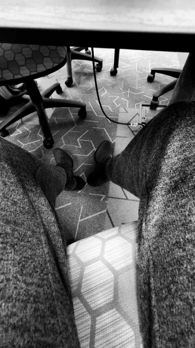 auntykkk_'s tweet photo. Trying to be a serious student https://t.co/zdRjw1Icas